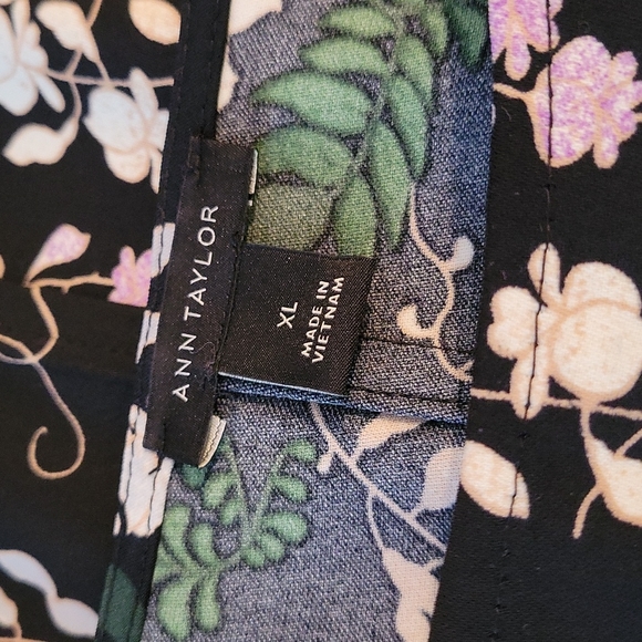 NWOT Beautiful Ann Taylor Floral Top - Picture 5 of 7